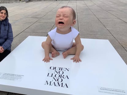 Raquel López Tamames sufrió recriminaciones por dar el pecho a su hijo en una biblioteca. En la imagen, posa junto a un bebé hiperrealista instalado por la asociación Teta&Teta en el centro de Madrid para visibilizar la lactancia materna en público.