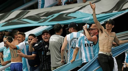 Aficionados de Racing Club de Avellaneda con camisetas de 'La Guardia Imperial', la barra brava del equipo albiceleste.