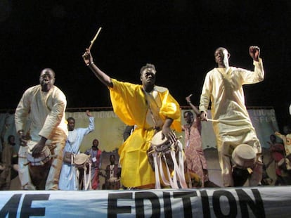 Grupo de percusión de Louga durante su actuación.