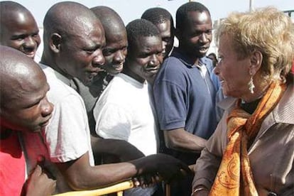 María Teresa Fernández de la Vega charla con un grupo de inmigrantes en un centro de acogida de Melilla a las 11.30 del 6 de octubre.