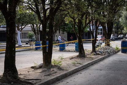 Barricadas artesanales bloquean las calles del municipio para evitar posibles atentados a edificios que han sido amenazados en Saravena.