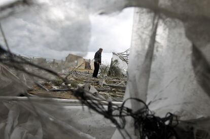 Un hombre palestino inspecciona los da?os tras un ataque areo israel en Rafah, en el sur de Gaza.