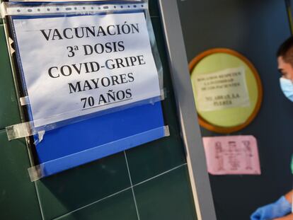 Un enfermero entra en una sala donde se administran vacunas contra la gripe y terceras dosis de la vacuna contra la covid, en Valencia.