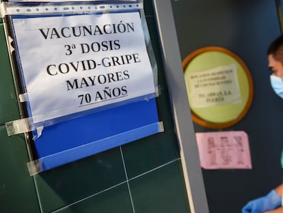 Un enfermero entra en una sala donde se administran vacunas contra la gripe y covid en Valencia.