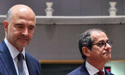 El ministro de Finanzas italiano (derecha), junto a Pierre Moscovici en el Eurogrupo del lunes.