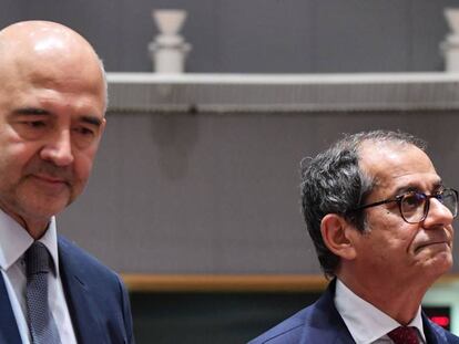 El ministro de Finanzas italiano (derecha), junto a Pierre Moscovici en el Eurogrupo del lunes.