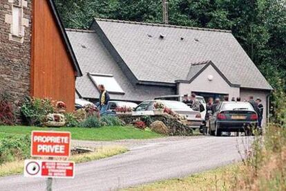 Policías franceses inspeccionan la zona de Plévin donde se produjo el robo de dinamita en 1999.