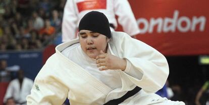 La judoca saudí Wojdan Shaherkani ante la puertorriqueña Melissa Mojica