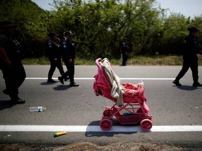 Um carrinho de bebê abandonado em Pijijiapan, no México, após autoridades mexicanas prenderem cerca de 400 migrantes que caminhavam com destino aos Estados Unidos. 