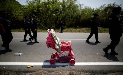 Um carrinho de bebê abandonado em Pijijiapan, no México, após autoridades mexicanas prenderem cerca de 400 migrantes que caminhavam com destino aos Estados Unidos. 