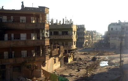 El distrito de Karm Shamsham en Homs, destrozado en esta foto tomada por el canal sirio de la oposición Shaam News Network, el 13 de julio 2012. El 3 de febrero de 2012, el régimen empezó un asedio de la ciudad que duró varias semanas, mató a centenares de civiles y dejó barrios enteros en ruinas.