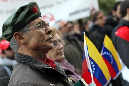 Asistente a la concentración ante el consulado de Venezuela en Barcelona, para rendir homenaje al recién fallecido presidente Hugo Chávez, muerto a la edad de 58 años.