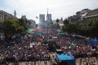 La Plaza de mayo se va llenando en la despedida de Cristina.