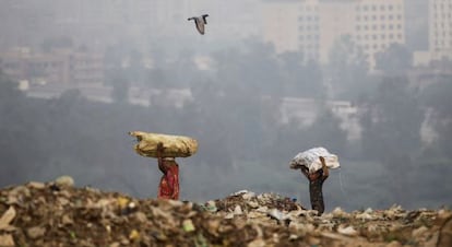 Una niña india trabaja con su madre este viernes en un vertedero en Nueva Delhi.