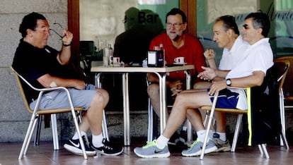 Rajoy, este sábado en un bar de Ribadumia tras su caminata matinal.