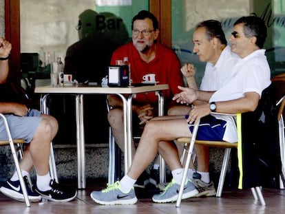Rajoy, este s&aacute;bado en un bar de Ribadumia tras su caminata matinal.