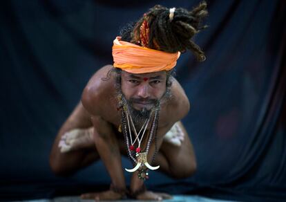 Un hindú muestra la postura del cuervo o Kakasana en la ciudad de Gauhati (India).