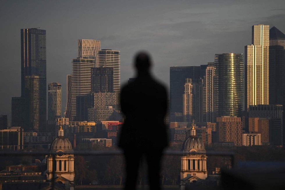 La luz del sol ilumina los edificios de oficinas del distrito financiero de Canary Wharf en Londres (Reino Unido).