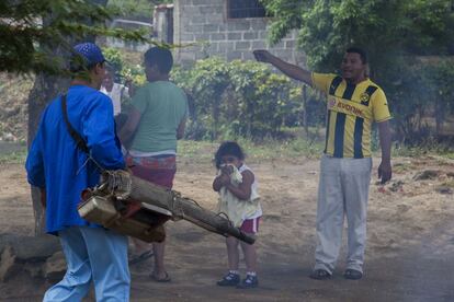 Un vecino de Moyogalpa (NIcaragua) indica al técnico donde debe fumigar contra el mosquito que transmite el chikungunya (y el dengue).