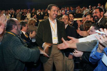 Eduardo Zaplana fue aclamado por los asistentes, puestos en pie, cuando hizo su entrada ayer en el recinto del congreso provincial del PP.