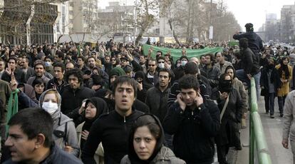 Las protestas de la oposición irání comenzaron ayer, pero hoy se han multiplicado coincidiendo con la Ashurá. Se trata del pulso más firme que los reformistas lanzan al régimen de los Ayatolás desde las manifestaciones del pasado junio, cuando Mahmud Ahmadineyad se impuso a Mir Hosein Musaví en unas elecciones que fueron consideradas fraudulentas para la oposición. En la imagen, una marcha de reformistas, con el característico color verde, desfila hoy por una calle de Teherán.