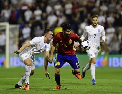 Diego Costa trata de marcharse de Phil Jones.