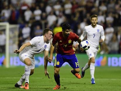 Diego Costa trata de marcharse de Phil Jones.