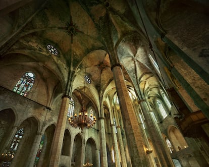 Basílica de Santa María del Mar (Barcelona). El autor dedicó casi tres días únicamente a la observación del desarrollo de la luz en el interior de la basílica de Santa María del Mar, en El Born, famosa gracias a la novela ‘La catedral del mar’, de Ildefonso Falcones. Cuando supo cuál era el momento más apropiado se tumbó en el suelo y giró su cámara, obteniendo este contrapicado y esta original perspectiva del templo. “Siempre realizo un estudio previo muy exhaustivo de cómo, cuándo, desde dónde y en qué condiciones disparar”, resume. Las edificaciones religiosas como esta abundan en ‘Luz de España’. Manso sostiene que, más allá de creencias, se debe a que atesoran buena parte del patrimonio arquitectónico, artístico y cultural español. Añade también que por ellas han pasado maestros canteros, escultores, arquitectos, pintores y ebanistas.