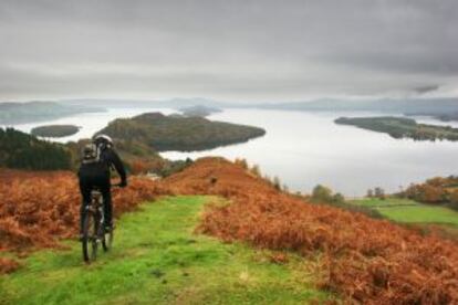 El lago Loch Lomond, en los montes Trossachs.