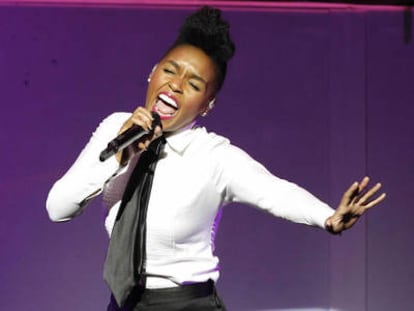 La cantante Janelle Monae en una actuación en Los Ángeles.