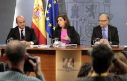 La vicepresidenta del Gobierno, Soraya S&aacute;enz de Santamar&iacute;a, acompa&ntilde;ada de los ministros de Econom&iacute;a, Luis de Guindos (i) y Hacienda, Crist&oacute;bal Montoro, durante la rueda de prensa posterior a la reuni&oacute;n del Consejo de Ministros que ha aprobado el Programa de Estabilidad 2013-2016 y en el Plan Nacional de Reformas que el Ejecutivo