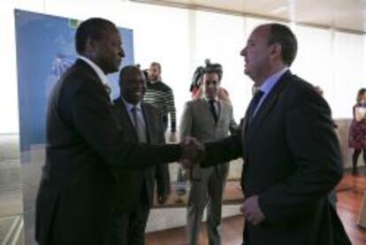 El presidente de Extremadura, José Antonio Monago, saluda al consejero comercial de Angola en España, Antonio da Cruz Lima.