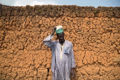 Un hombre posa para una fotografía en el pueblo de Koui (República Centroafricana).