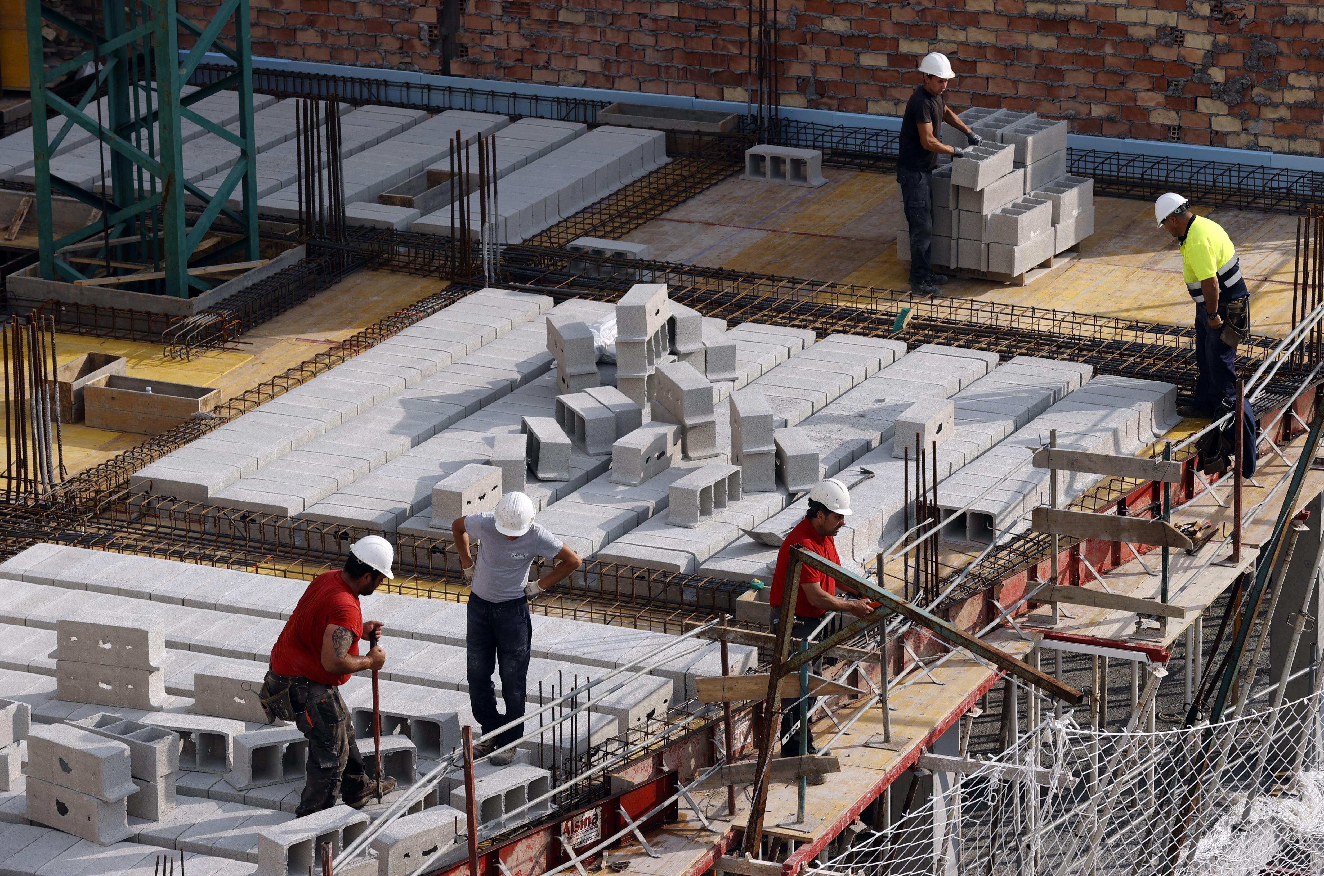 Trabajadores de la construcción levantan un edificio en Bilbao.