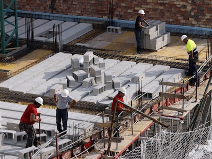 Trabajadores de la construcción levantan un edificio en Bilbao.