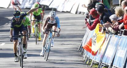 Valverde cruza primera la meta de la quinta etapa, en Eibar.