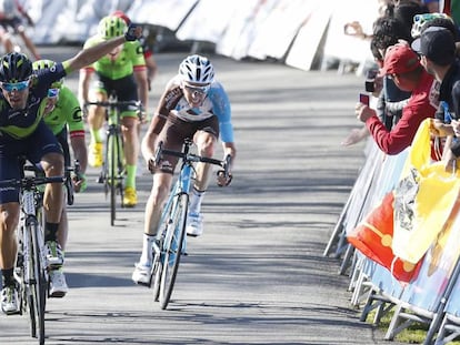 Valverde cruza primera la meta de la quinta etapa, en Eibar.