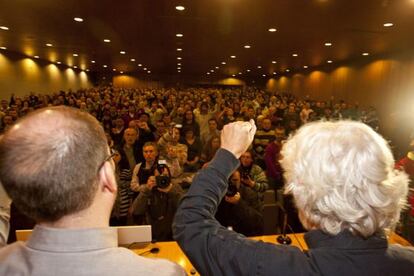 Beiras, a la derecha, levanta el puño durante la interpretación del himno gallego acompañado por Martiño Noriega, en la asamblea de Encotro Irmandiño.