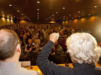 Beiras, a la derecha, levanta el puño durante la interpretación del himno gallego acompañado por Martiño Noriega, en la asamblea de Encotro Irmandiño.