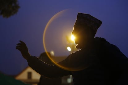 Un sacerdote nepalí realiza rituales durante el festival Bala Chaturdashi en el templo hindú Pashupatinath, en Katmandú (Nepal).