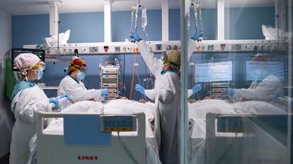 Health workers with a Covid-19 patient in an intensive care unit of a Barcelona hospital.