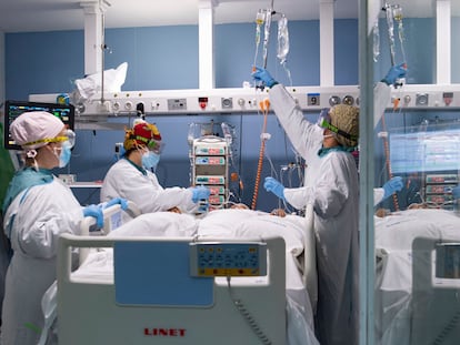 Health workers with a Covid-19 patient in an intensive care unit of a Barcelona hospital.