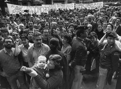 Afectados por el escándalo de Promocisa se manifiestan en Madrid el 12 de marzo de 1983.