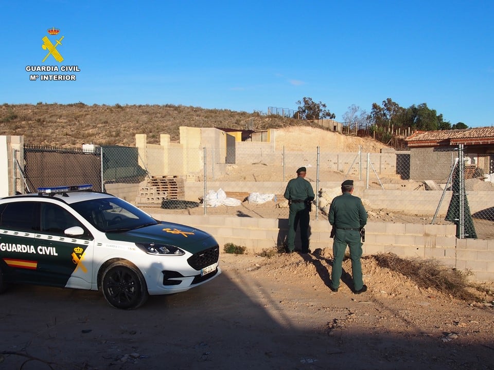 El Seprona investiga a 21 personas por levantar viviendas en una zona no urbanizable e inundable de Alicante