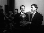 Hristo Stoichkov, ganador del Balón de Oro en 1994, mira cómo Johan Cruyff posa con el premio para la prensa en París.