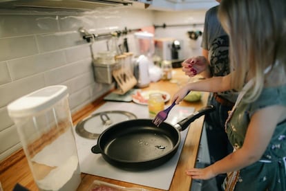 Una niña disfruta de la cocina con su madres. 