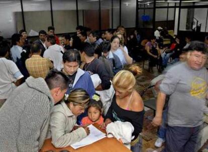 Un grupo de ecuatorianos afectados por Air Madrid, en la oficina del Defensor del Pueblo en Quito.