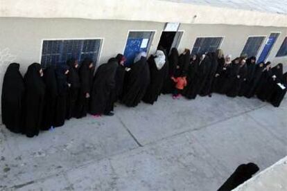 Un grupo de mujeres guardan cola en un colegio electoral de Bagdad.