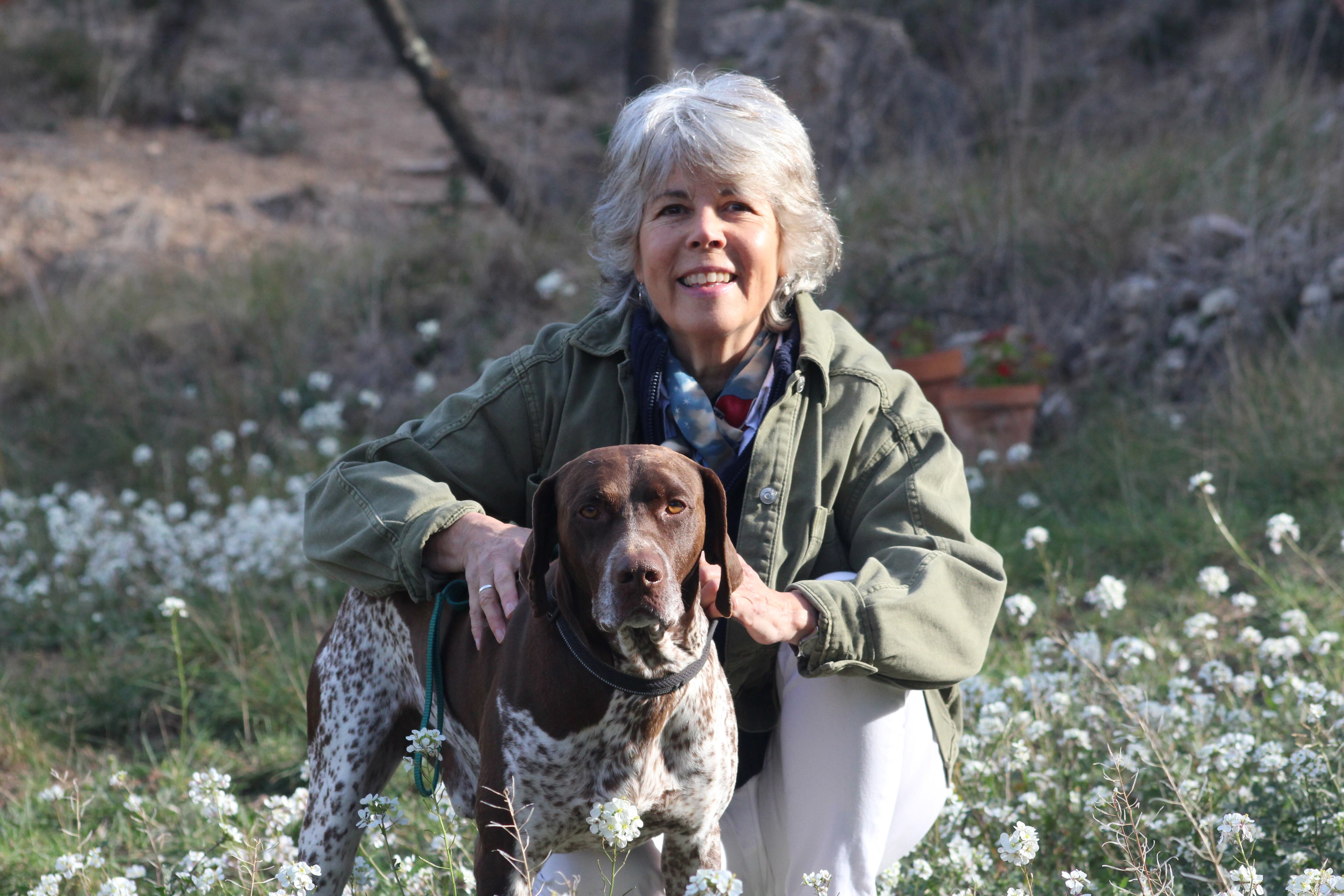 La escritora María Belmonte y su perro, 'Rocco', en una imagen facilitada por la editorial Acantilado.