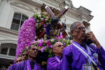 En Venezuela, los fieles del Nazareno de San Pablo acompañan la procesión anual del Miércoles Santo en la Basílica de Santa Teresa. Miles de caraqueños han pedido que traiga paz al país.